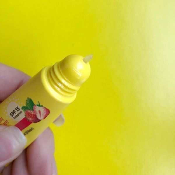 Бальзам лечебный со вкусом клубники для губ Carmex Daily Care Lip Balm SPF 15 Strawberry Tube 10g uh-4687 фото